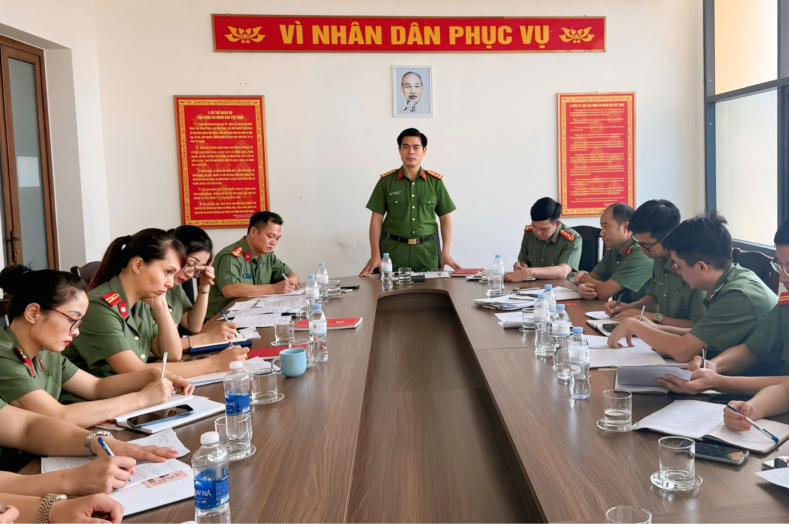Các đồng chí Ủy viên Ban Thường vụ Đảng ủy, lãnh đạo Công an thành phố dự sinh hoạt chi bộ tại cơ sở